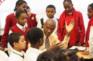 Photograph of Geoffrey Canada engaging with students