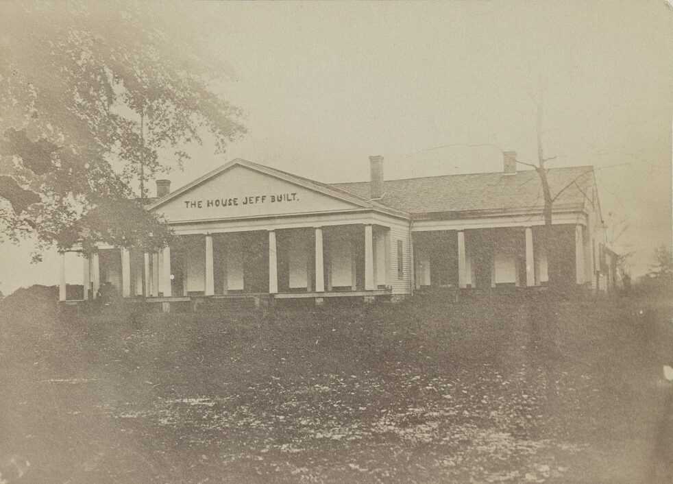 Photograph of plantation house