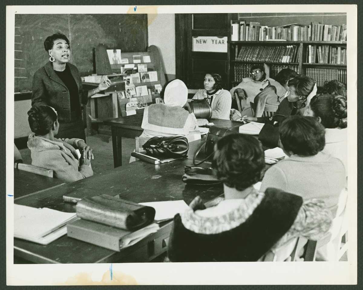Photograph of SCLC education director Dorothy Cotton leading a Citizenship Education workshop