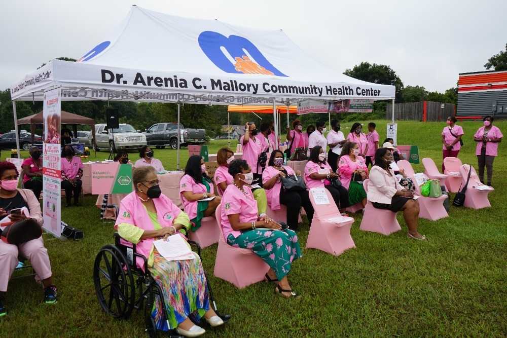 Photograph of a gathering of AKA members and Mississippi residents at clinic site
