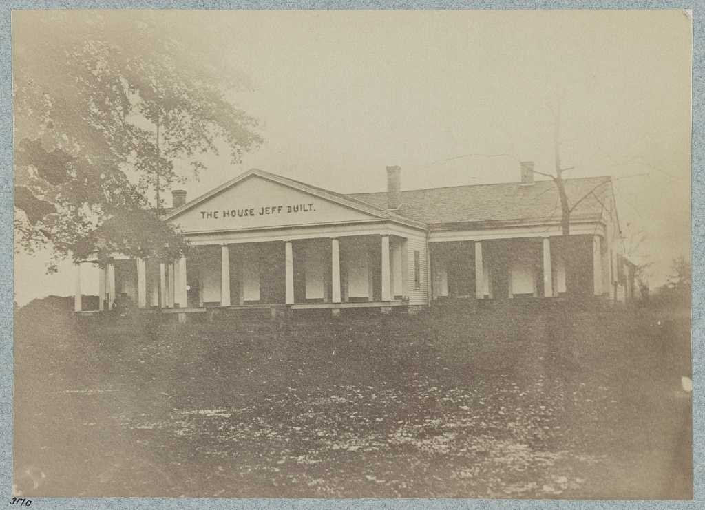 Photograph of plantation house