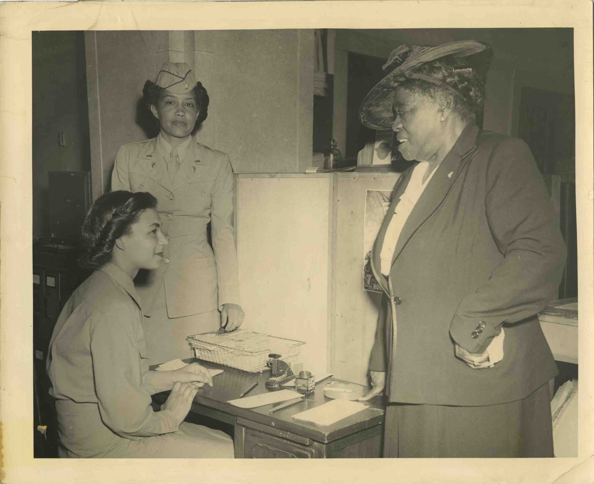 Photograph of Mary McLeod Bethune meets with members of the Women’s Army Corps
