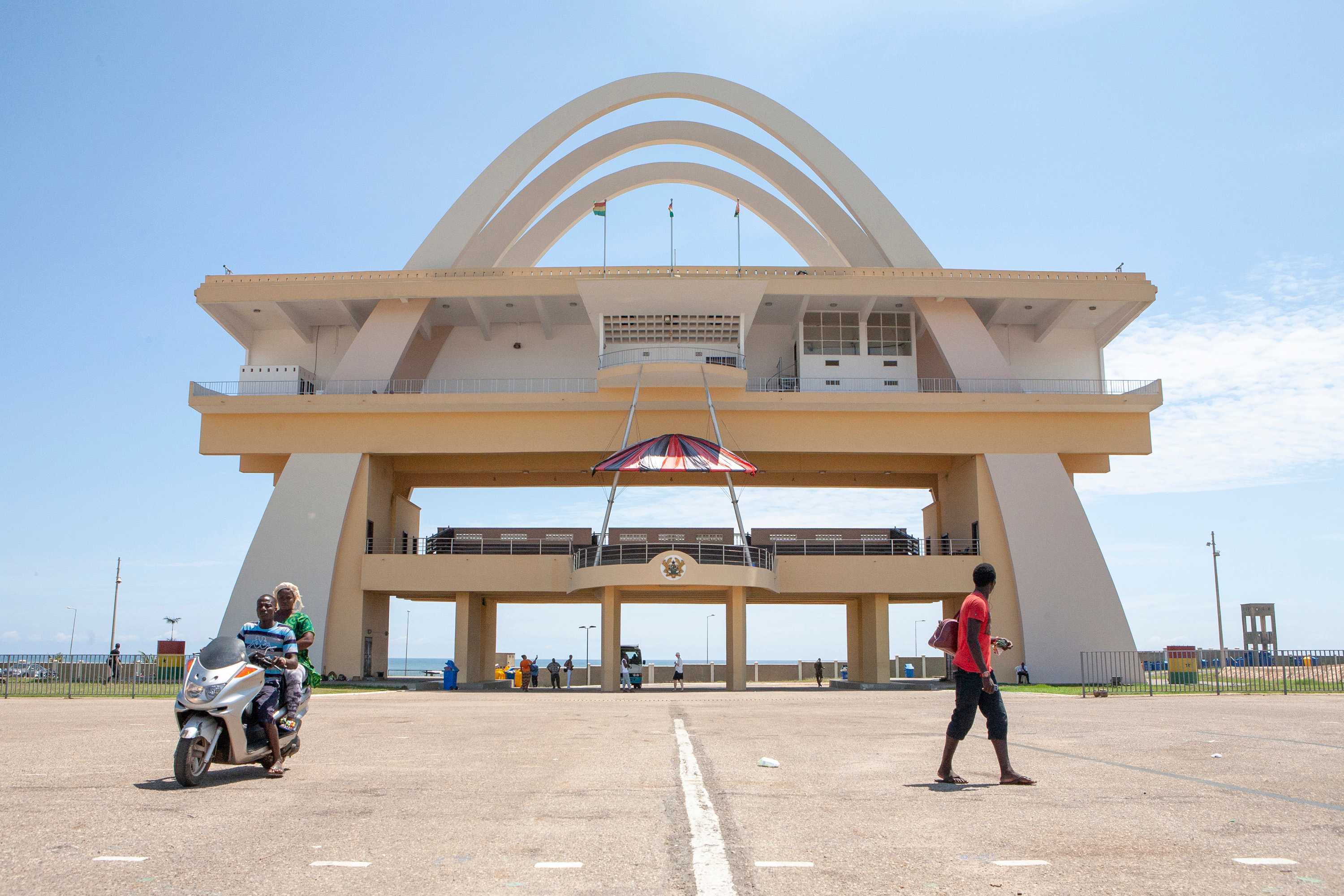 The Independence Arch has mutliple arches leaning, connecting at the top. There is a floor in the half way up the arches.